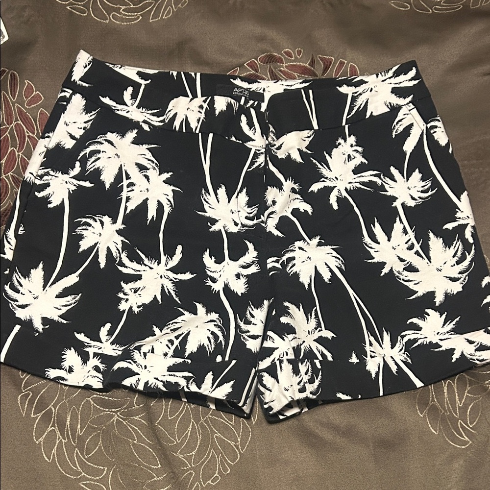 Old Navy Black and White Palm Print Women Shorts